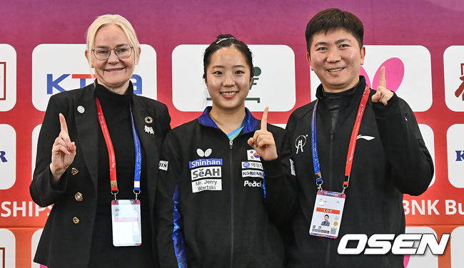 페트라쇠링 ITTF회장 및 IOC위원, 신유빈, 유승민 조직위공동위원장 및 ITTF 집행위원 및 IOC 위원이 기자회견을 마치고 포토타임을 갖고 있다. 2024.02.15 / foto0307@osen.co.kr