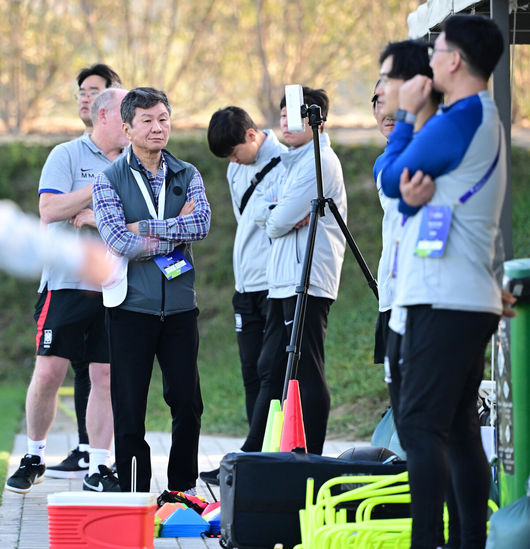 2023 아시아축구연맹(AFC) 카타르 아시안컵 4강 요르단전을 앞둔 대한민국 축구대표팀이 4일(현지시간) 카타르 도하 알 에글라 트레이닝 센터에서 훈련을 가졌다.대한축구협회 정몽규 회장이 훈련을 지켜보고 있다. 2024.02.04 / jpnews.osen.co.kr