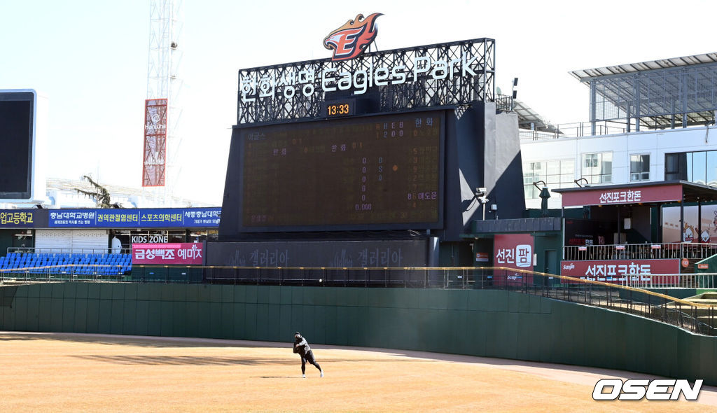 MLB 직장 폐쇄 때 대전 한화생명이글스파크를 찾은 류현진이 캐치볼을 하고 있다. 2022.02.23 / soul1014@osen.co.kr