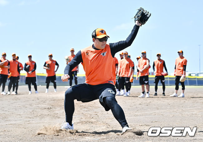 한화 이글스가 2일(이하 한국시각) 호주 빅토리아주 멜버른에 위치한 멜버른볼파크에서 스프링캠프를 진행했다.한화 선수단은 지난달 30일에 도착해 31일까지 휴식하고 1일부터 ‘3일 훈련 1일 휴식’ 일정을 소화하기 시작했다.한화 한승혁이 수비 훈련을 하고 있다.  2024.02.02 / soul1014@osen.co.kr