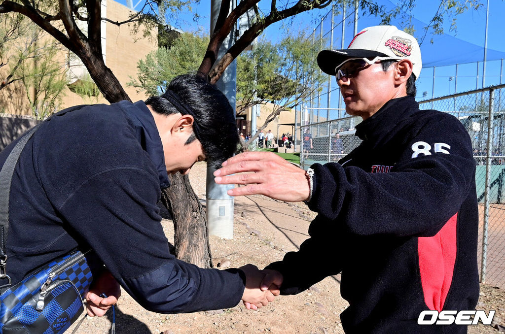 샌디에이고 김하성이 경기장을 방문해 LG 염경엽 감독과 인사를 나누고 있다. 2023.02.26 /jpnews@osen.co.kr