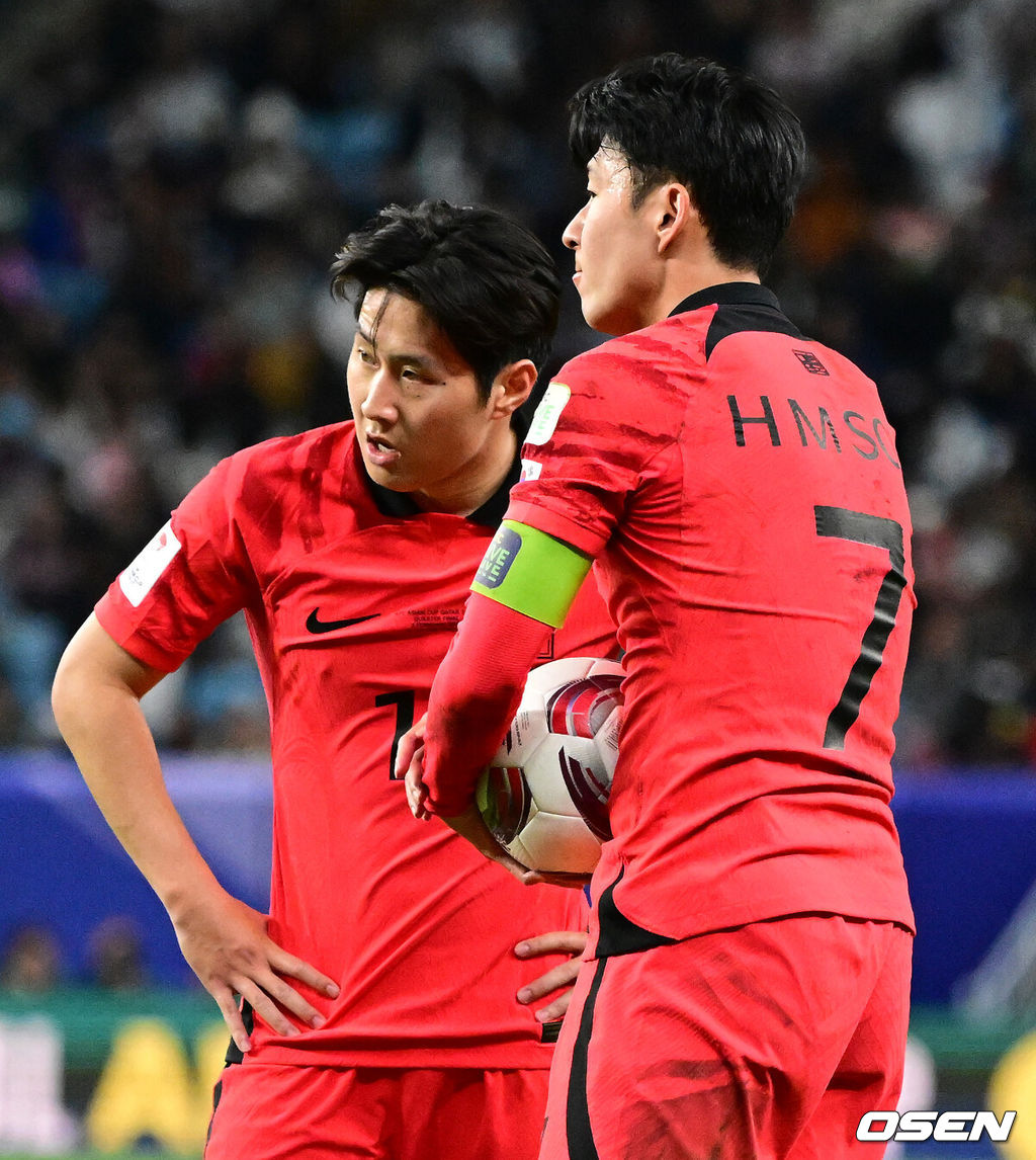 클린스만 감독이 이끄는 축구대표팀이 3일 새벽 12시 30분(한국시간) 카타르 알 와크라 알 자눕 스타디움에서 개최된 ‘2023 AFC 아시안컵 8강전’에서 연장 승부 끝에 손흥민의 결승골이 터져 호주를 2-1로 이겼다.한국은 4강전에서 요르단을 만나 결승진출을 노린다. 무려 64년 만의 아시안컵 우승에 도전하는 한국의 꿈은 이어지게 됐다.  연장 전반 대한민국 손흥민, 이강인이 프리킥을 준비하고 있다. 2024.02.03 / jpnews.osen.co.kr