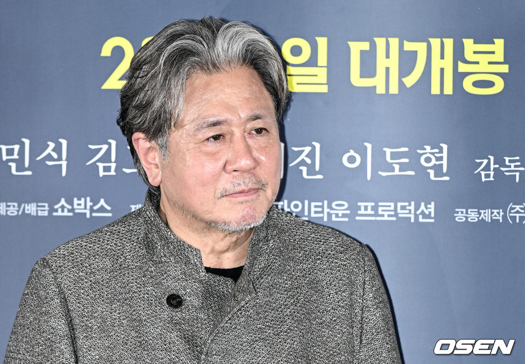 영화 '파묘' 언론배급시사회 및 기자간담회가 20일 서울 강남구 메가박스 코엑스에서 열렸다.배우 최민식이 포즈를 취하고 있다. 2024.02.20 /cej@osen.co.kr