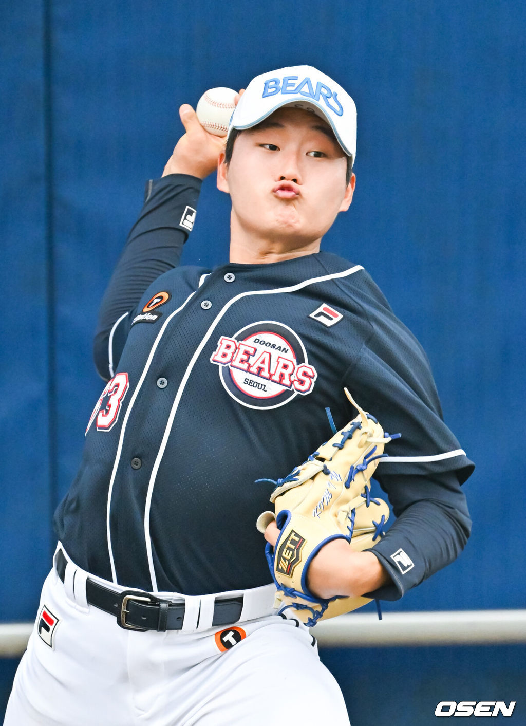 두산 베어스가 10일 호주 시드니 블랙타운 베이스볼 스타디움에서 2024 호주 시드니 스프링캠프를 진행했다.두산 신인 김택연이 불펜 투구를 하고 있다. 2024.02.10 / soul1014@osen.co.kr