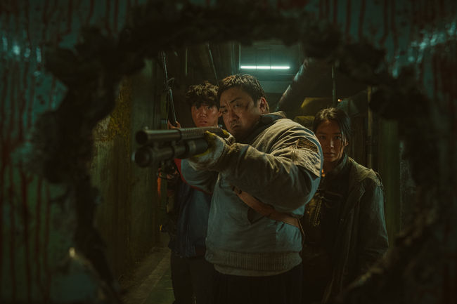 Badland Hunters (L to R) Lee Jun-young as Choi Ji-wan, Don Lee as Nam San in Badland Hunters Cr. Cha Min-jung/Netflix © 2024