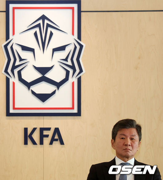 대한축구협회(KFA)가 16일 오전 서울 신문로 축구회관에서 축구 대표팀 사안 관련 임원회의를 개최했다. 이번 회의에는 정몽규 회장 및 주요 임원진이 참석하며 위르겐 클린스만(60) 대한민국 대표팀 감독 경질 여부를 논의할 예정이다. 회의는 비공개로 진행되며 회의결과 발표 여부는 정해지지 않았다.정몽규 대한축구협회 회장이 회의를 앞두고 생각에 잠겨 있다. 2024.02.16 / dreamer@osen.co.kr