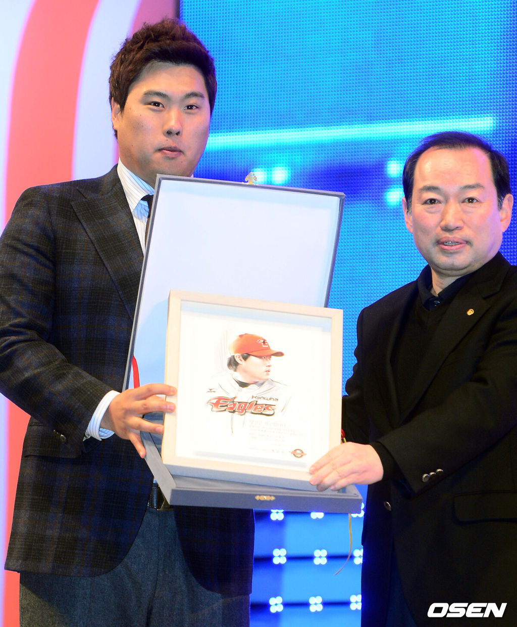 MLB 진출 기념 환송회에서 류현진(왼쪽)이 정승진 한화 대표이사로부터 감사패를 건네받고 있다. 2013.01.05 /OSEN DB