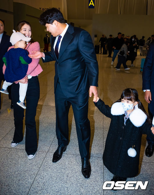 류현진이 출국장으로 향하며 아내 배지현 아나운서와 자녀들과 함께 인사를 하고 있다. 2024.02.23 / rumi@osen.co.kr