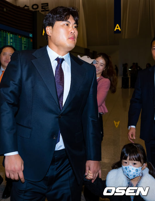 류현진이 출국장으로 향하며 아내 배지현 아나운서와 자녀들과 함께 인사를 하고 있다. 2024.02.23 / rumi@osen.co.kr