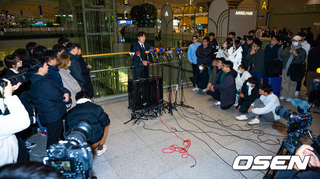 류현진이 출국장으로 향하기 전 인터뷰를 하며 미소짓고 있다. 2024.02.23 / rumi@osen.co.kr