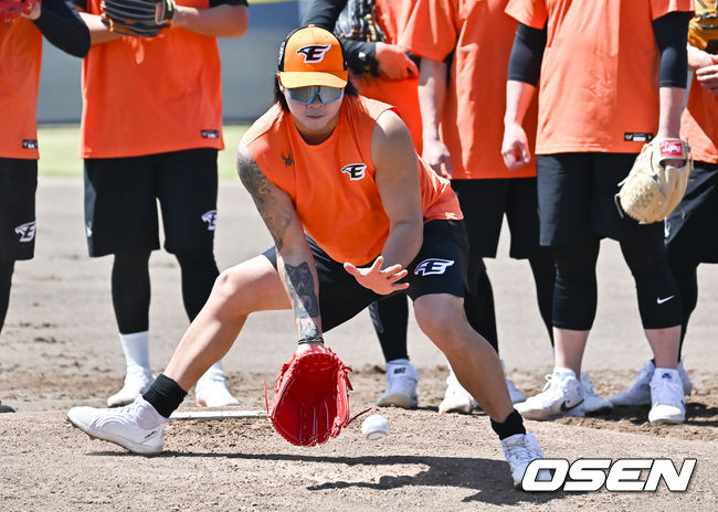 한화 이글스가 2일(이하 한국시각) 호주 빅토리아주 멜버른에 위치한 멜버른볼파크에서 스프링캠프를 진행했다.한화 선수단은 지난달 30일에 도착해 31일까지 휴식하고 1일부터 ‘3일 훈련 1일 휴식’ 일정을 소화하기 시작했다.김범수가 수비 훈련을 하고 있다.  2024.02.02 / soul1014@osen.co.kr