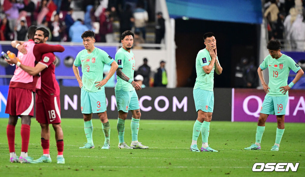 대굴욕이다. 중국 축구가 사상 최초로 조별리그 3경기에서 한 골도 넣지 못했다.중국은 23일 0시(이하 한국 시간) 카타르 알라이얀 칼리파 인터내셔널 스타디움에서 열린 2023 아시아축구연맹(AFC) 카타르 아시안컵 A조 3차전에서 카타르에 0-1로 패했다.결국 중국은 3경기 2무 1패, 0득점 1실점이라는 굴욕적인 성적표로 조별리그를 마감했다. 중국이 조별리그 3경기에서 단 1승도 거두지 못한 것, 그리고 한 골도 넣지 못한 것 모두 역사상 처음 있는 일이다.중국 선수들이 패배를 아쉬워하고 있다. 2024.01.22 / jpnews.osen.co.kr