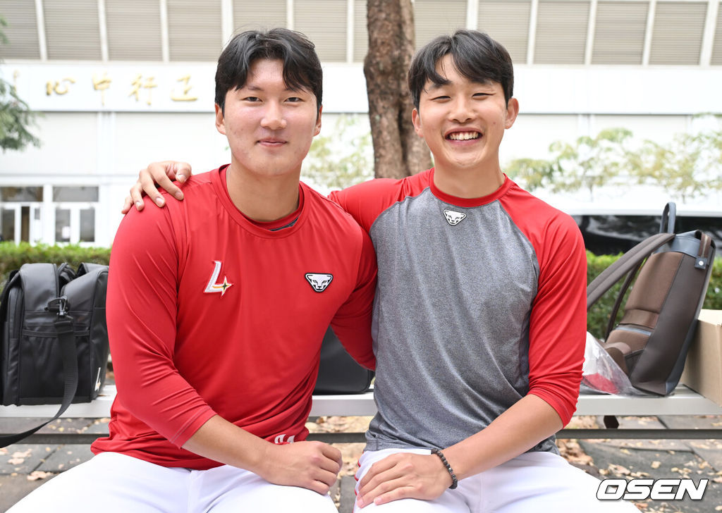 26일 오전(한국시간) 대만 자이시에 위치한 난화대학야구장에서 SSG 랜더스의 2군 스프링캠프가 진행됐다. SSG 최현석, 최수호가 취재진을 향해 포즈를 취하고 있다. 2024.02.26 / ksl0919@osen.co.kr