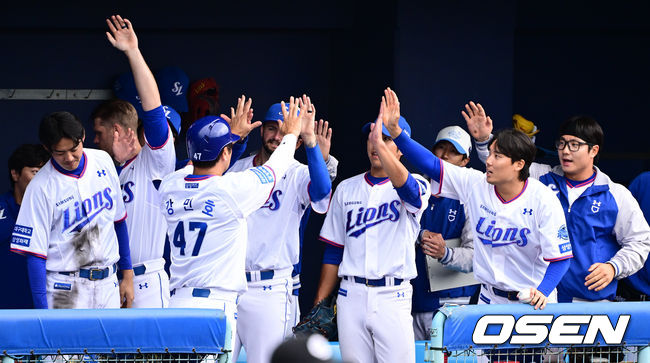  26일 일본 오키나와 온나손 아카마 구장에서 삼성 라이온즈와 한화 이글스의 연습경기가 열렸다.2회말 2사 1,3루 삼성 김성윤의 적시 2루타에 득점을 올린 강민호가 더그아웃에서 축하를 받고 있다.  2024.02.26 /cej@osen.co.kr