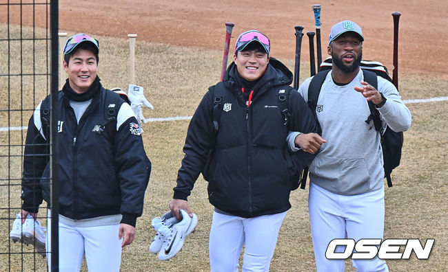 KT 위즈 김건형, 천성호, 로하스가 스프링캠프장을 둘러보고 있다. 2024.02.01 / foto0307@osen.co.kr