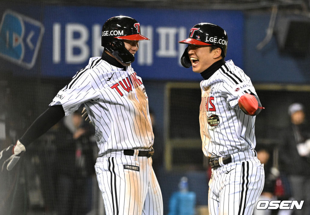 13일 오후 서울 잠실야구장에서 2023 KBO 프로야구 포스트시즌 한국시리즈 5차전 LG 트윈스와 KT 위즈의 경기가 열렸다.5회말 1사 2,3루에서 LG 김현수의 좌전 2타점 적시타 때 홈을 밟은 박해민이 홍창기와 홈에서 환호하고 있다. 2023.11.13 /sunday@osen.co.kr