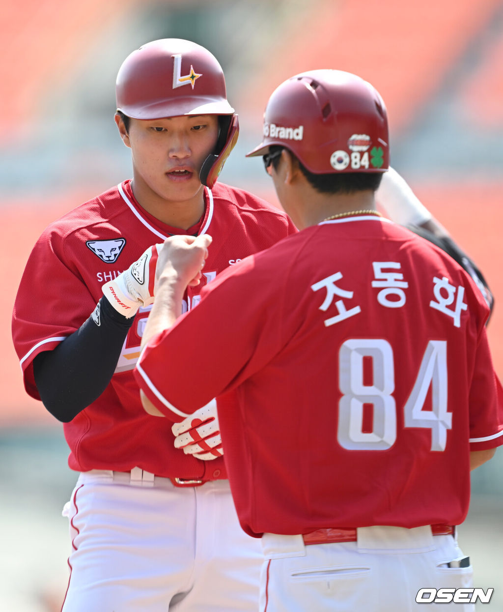 28일 오후 대만 타이난시 남구 타이난 시립 야구장에서 SSG랜더스와 대만프로야구 퉁이 라이온스의 연습경기가 열렸다.2회초 2사 1, 3루 SSG 박지환이 선취 2타점 적시 3루타를 날린 뒤 조동화 코치와 하이파이브를 하고 있다. 2024.02.28 / ksl0919@osen.co.kr