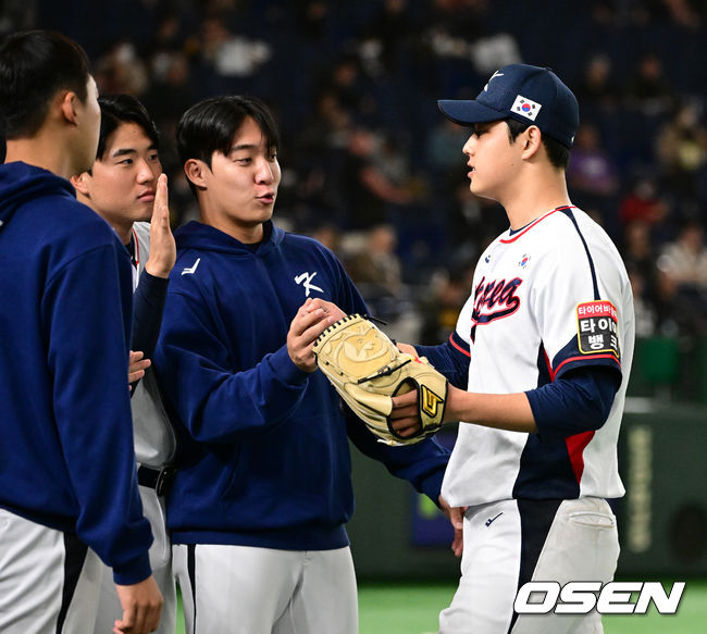 3회초 2사 3루에서 대한민국 문동주가 호주 캠벨을 삼진 처리하며 더그아웃에서 원태인과 하이파이브를 하고 있다. 2023.11.16 / jpnews.osen.co.kr