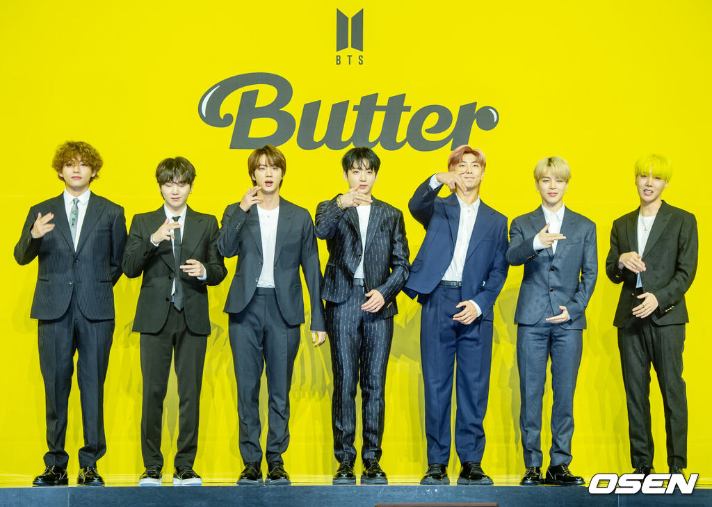 21일 오후 서울 송파구 올림픽공원 올림픽홀에서 방탄소년단(BTS)의 새 디지털 싱글 'Butter' 발매 기념 글로벌 기자간담회 포토타임이 진행됐다.그룹 방탄소년단(RM, 진, 슈가, 제이홉, 지민, 뷔, 정국)의 새 싱글 'Butter'는 오늘(21일) 오후 1시(한국시각)에 전 세계 동시에 발매된다. 방탄소년단의 새 디지털 싱글 'Butter'는 마음을 흔드는 방탄소년단의 귀여운 고백을 담은 청량하고 중독성 강한 댄스 팝 장르의 서머송이다. 버터처럼 부드럽게 스며드는 방탄소년단의 독보적인 매력을 느낄 수 있는 곡으로 방탄소년단만의 음악적 스타일을 더한 것으로 알려져 기대를 모으고 있다.방탄소년단(BTS) 멤버들이 무대 위에서 포토타임을 갖고 있다./ rumi@osen.co.kr