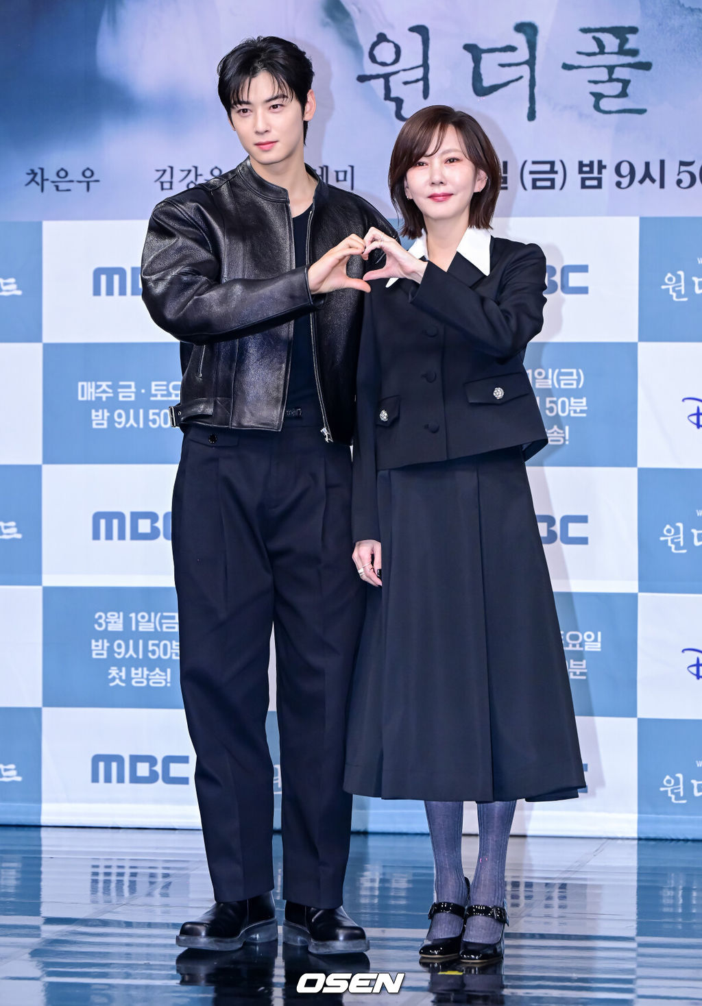 29일 오후 서울 상암동 MBC 골든마우스홀에서 새 금토드라마 ‘원더풀 월드’ 제작발표회가 열렸다.‘원더풀 월드는 아들을 죽인 살인범을 직접 처단한 은수현(김남주 분)이 그날에 얽힌 미스터리한 비밀을 파헤쳐 가는 휴먼 미스터리 드라마.배우 차은우, 김남주가 포토타임을 하고 있다. 2024.02.29 /jpnews@osen.co.kr