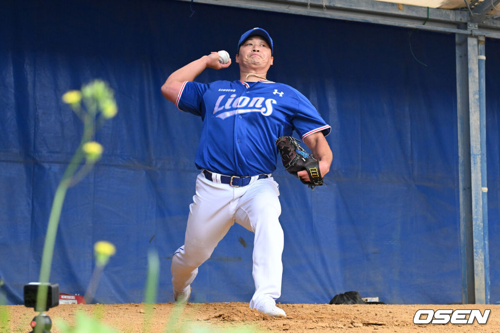  29일 일본 오키나와 온나손 아카마 구장에서 삼성 라이온즈의 스프링캠프 훈련이 진행됐다.삼성 오승환이 불펜피칭을 하고 있다. 2024.02.29 /cej@osen.co.kr