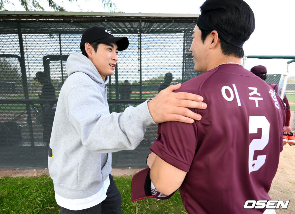 5일(한국시간) 미국 애리조나주 스코츠데일에 위치한 솔트리버필즈 앳 토킹스틱에서 키움 히어로즈의 스프링캠프가 진행됐다.키움 훈련장을 찾은 샌프란시스코 자이언츠 이정후가 이주형과 인사를 나누고 있다. 2024.02.05 /sunday@osen.co.kr