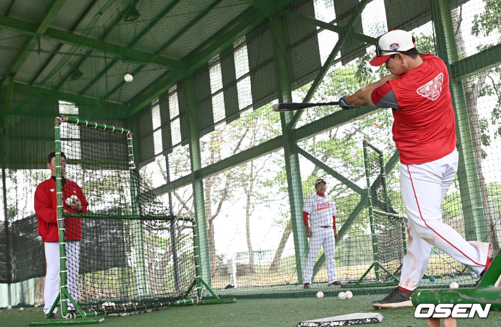 26일 오전(한국시간) 대만 자이시에 위치한 난화대학야구장에서 SSG 랜더스의 2군 스프링캠프가 진행됐다. SSG 김규민이 타격 훈련을 하고 있다. 2024.02.26 / ksl0919@osen.co.kr