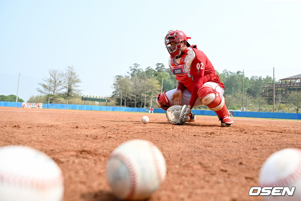 26일 오전(한국시간) 대만 자이시에 위치한 난화대학야구장에서 SSG 랜더스의 2군 스프링캠프가 진행됐다. SSG 김규민이 포수 훈련을 하고 있다. 2024.02.26 / ksl0919@osen.co.kr