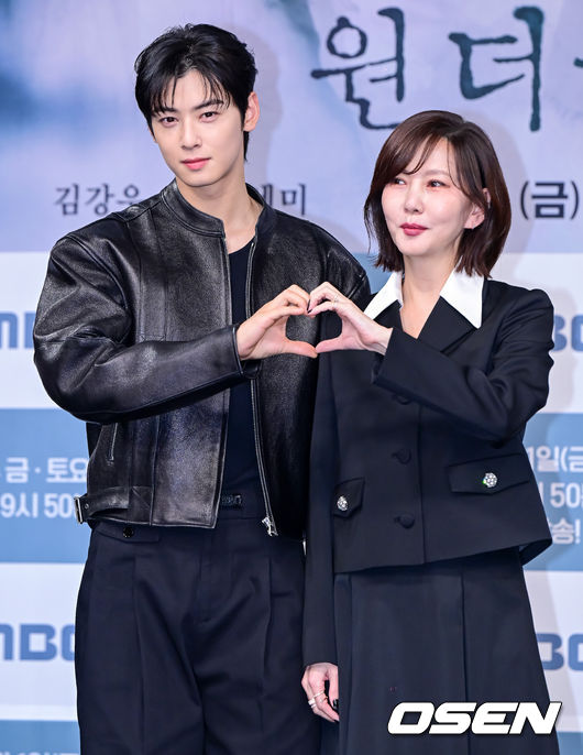 29일 오후 서울 상암동 MBC 골든마우스홀에서 새 금토드라마 ‘원더풀 월드’ 제작발표회가 열렸다.‘원더풀 월드는 아들을 죽인 살인범을 직접 처단한 은수현(김남주 분)이 그날에 얽힌 미스터리한 비밀을 파헤쳐 가는 휴먼 미스터리 드라마.배우 차은우, 김남주가 포토타임을 하고 있다. 2024.02.29 /jpnews@osen.co.kr