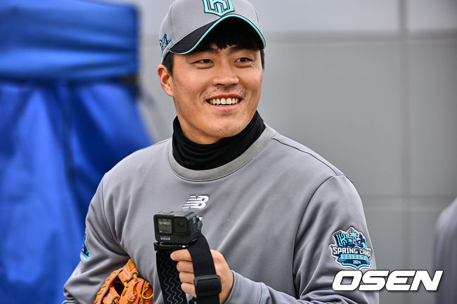 KT 위즈 천성호가 훈련 중 액션캠을 들고 동료들을 촬영하고 있다. 2024.02.02 / 