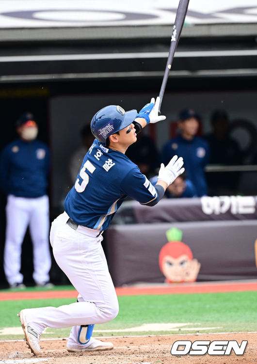 5일 오후 수원 KT위즈파크에서 ‘2023 신한은행 SOL KBO 포스트시즌 플레이오프’ 5차전 KT 위즈와 NC 다이노스의 경기가 열렸다.3회초 1사 만루 상황 NC 서호철이 선제 1타점 희생플라이를 치고 있다. 2023.11.05 / dreamer@osen.co.kr