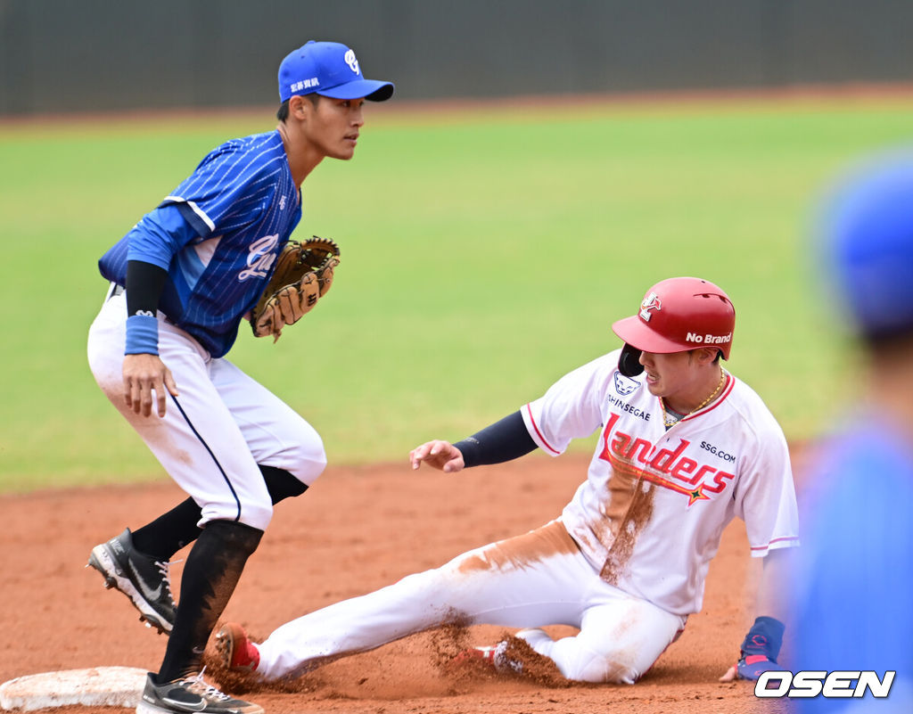 1일 오후(한국시간) 대만 자이시에 위치한 자이시립야구장에서 SSG 랜더스와 대만 프로야구 푸방 가디언스의 연습경기가 열렸다.이날 SSG 랜더스는 푸방 가디언스를 상대로 0-4로 패배했다. 1회말 무사 1루 SSG 에레디아의 타석 때 1루주자 최지훈이 2루 도루 성공하고 있다. 2024.03.01 / ksl0919@osen.co.kr