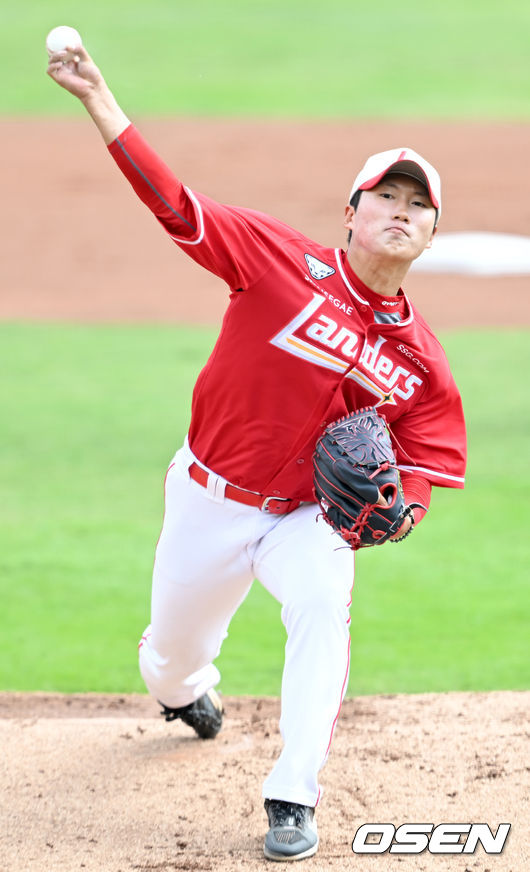 27일 오후 대만 타이난시 남구 타이난 시립 야구장에서 SSG랜더스와 대만프로야구 퉁이 라이온스의 연습경기가 열렸다.1회말 SSG 선발 최현석이 마운드에 올라 힘차게 공을 뿌리고 있다. 2024.02.27 / ksl0919@osen.co.kr