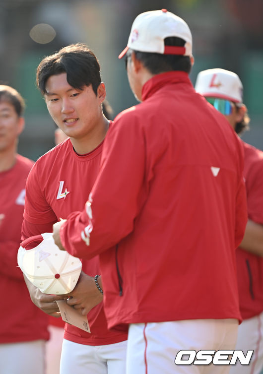 SSG 랜더스가 대만 스프링캠프 첫 연습경기에서 기분 좋은 승리를 거뒀다. SSG는 27일 대만 타이난시 시립야구장에서 열린 대만프로야구 퉁이 라이온즈와의 연습경기에서 5-3으로 승리했다. 경기 종료 후 SSG 최현석이 코치진 MVP에 선정, 이숭용 감독과 기쁨을 나누고 있다. 2024.02.26 / ksl0919@osen.co.kr