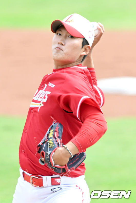 27일 오후 대만 타이난시 남구 타이난 시립 야구장에서 SSG랜더스와 대만프로야구 퉁이 라이온스의 연습경기가 열렸다.1회말 SSG 선발 최현석이 마운드에 올라 힘차게 공을 뿌리고 있다. 2024.02.27 / ksl0919@osen.co.kr