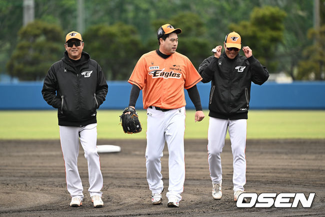 2일 일본 오키나와 고친다구장에서 한화이글스의 스프링캠프 훈련이 진행됐다.한화 류현진이 라이브 피칭을 마친 뒤 최원호 감독과 박승민 투수 코치와 대화를 나누고 있다. 2024.03.02 /cej@osen.co.kr