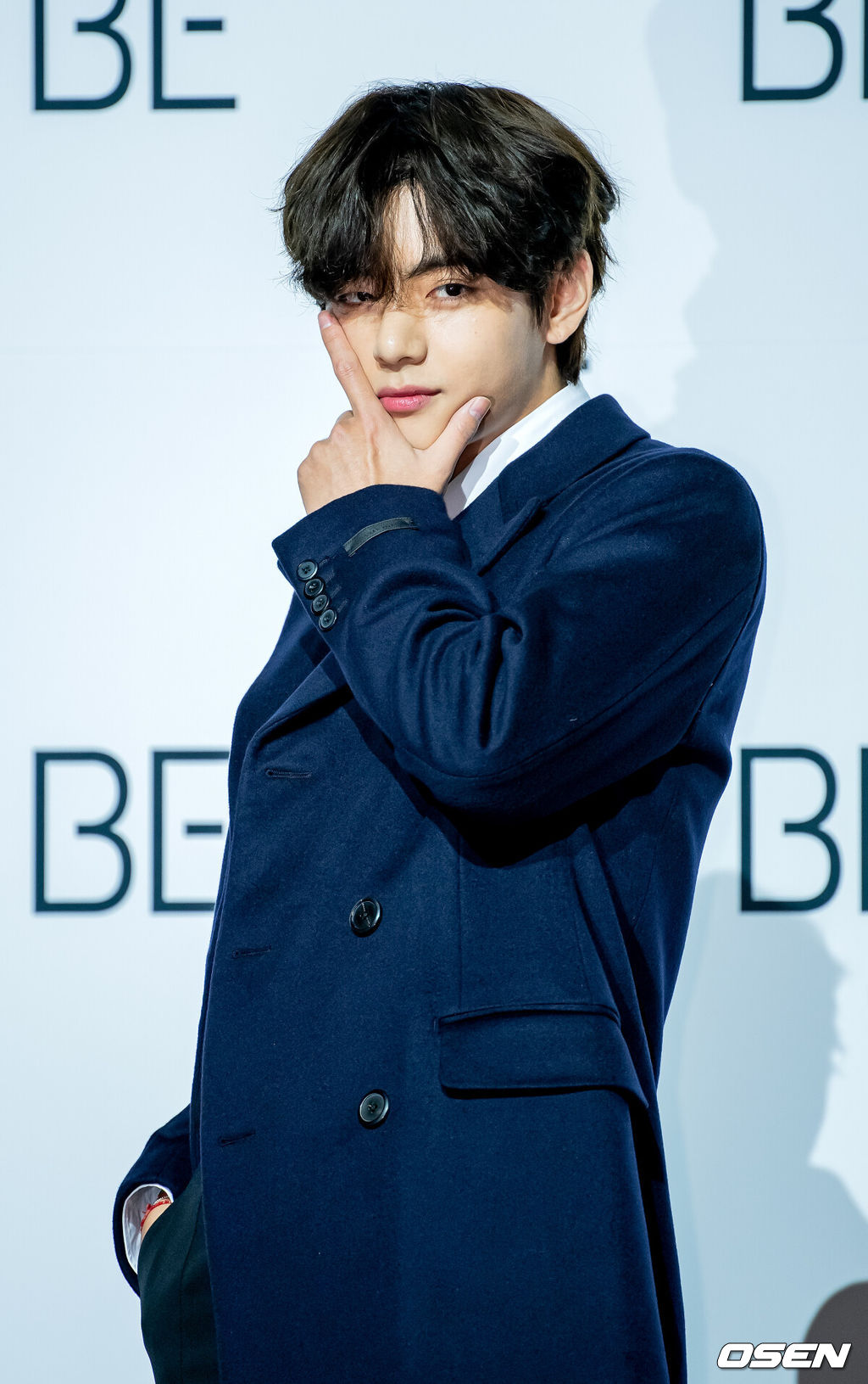 20일 오전 서울 중구 을지로 동대문디자인플라자(DDP) 알림 2관에서 방탄소년단(BTS) 'BE' 글로벌 기자간담회 포토타임이 진행됐다.한편 그룹 방탄소년단(RM, 진, 슈가, 제이홉, 지민, 뷔, 정국)은 오늘(20일) 새 앨범 'BE(Deluxe Edition)'를 전 세계 동시에 발매한다. 이후 방탄소년단은 22일 개최되는 '2020 아메리칸 뮤직 어워드(2020 American Music Awards)'에서 타이틀곡 'Life Goes On' 무대를 최초 공개한다.방탄소년단 뷔가 무대 위에서 포토타임을 갖고 있다./ rumi@osen.co.kr