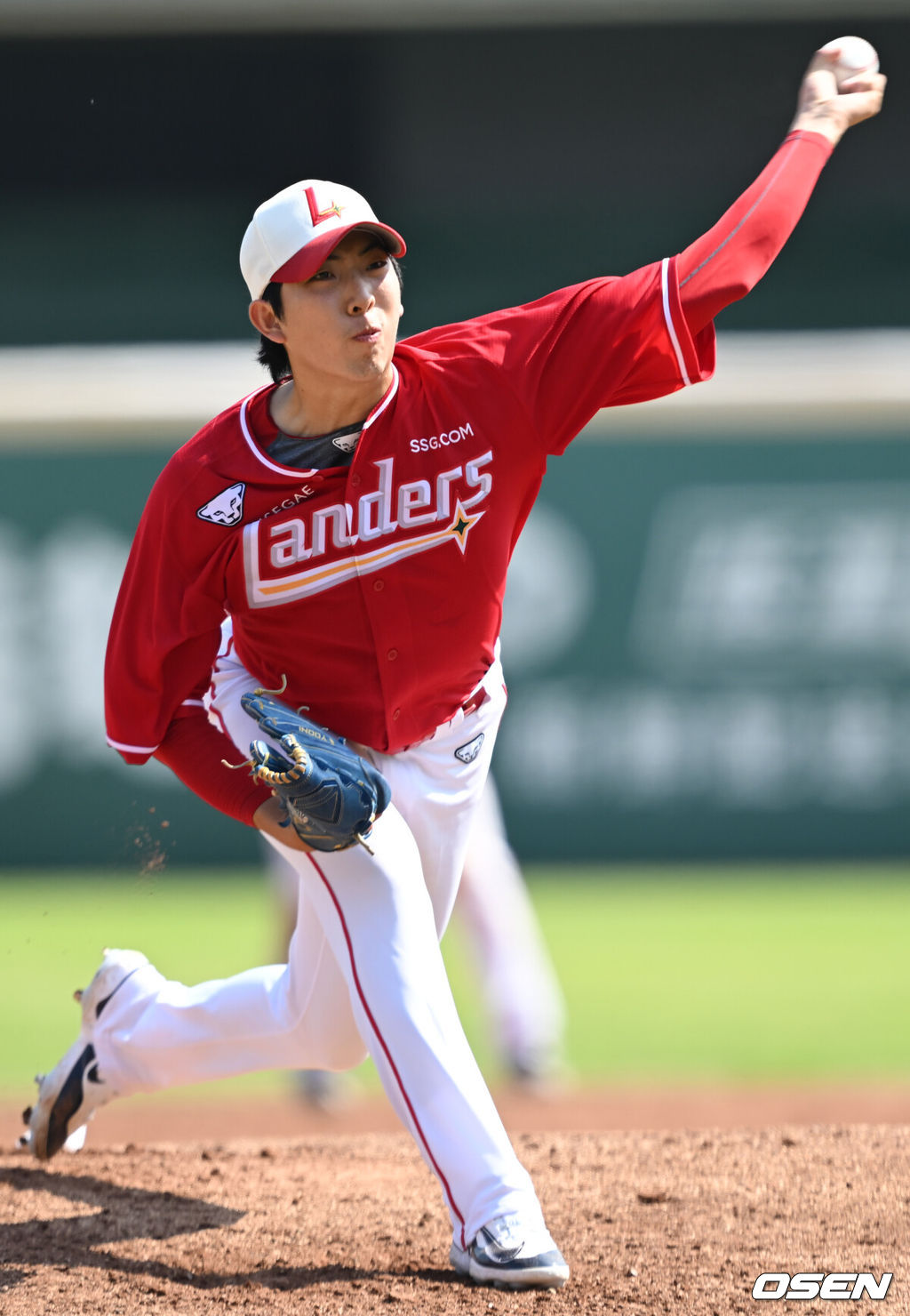 SSG 랜더스가 타선이 폭발하며 두 번째 연습경기에서도 승리했다. 전의산(24)은 연타석 홈런을 터뜨렸다.SSG는 28일 대만 타이난시 시립야구장에서 열린 대만프로야구 퉁이 라이온즈와의 연습경기에서 12-3 대승을 거뒀다. 지난 27일 퉁이를 5-3으로 제압한데 이어서 2연승을 질주했다. 3회말 SSG 오원석이 마운드에 올라 힘차게 공을 뿌리고 있다. 2024.02.28 / ksl0919@osen.co.kr