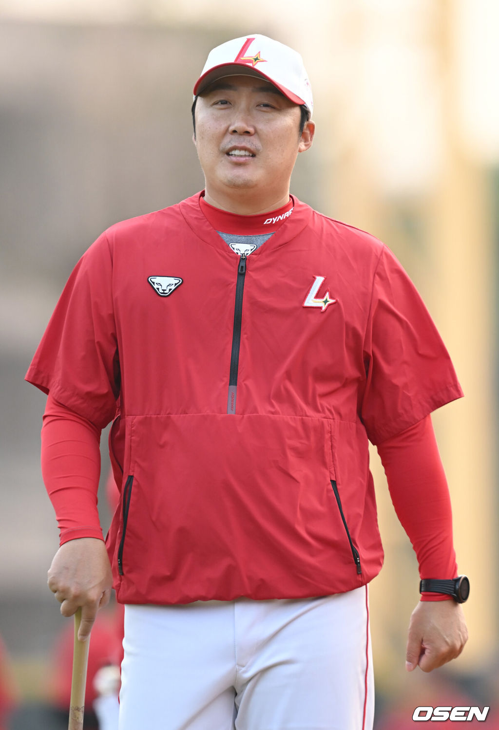 26일 오후(한국시간) 대만 자이시에 위치한 자이시립야구장에서 SSG 랜더스의 스프링캠프가 진행됐다. SSG 배영수 투수코치가 선수들의 훈련을 지켜보고 있다. 2024.02.26 / ksl0919@osen.co.kr