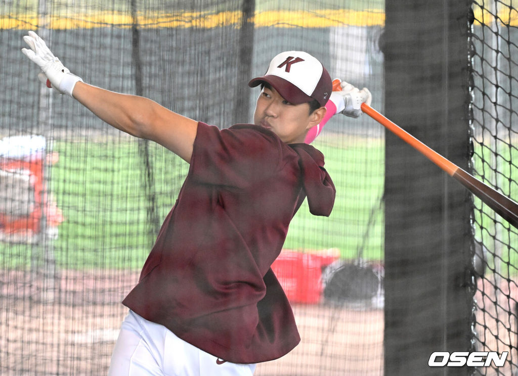 8일(한국시간) 미국 애리조나주 스코츠데일에 위치한 솔트리버필즈 앳 토킹스틱에서 키움 히어로즈의 스프링캠프가 진행됐다.키움 송성문이 타격 훈련을 하고 있다. 2024.02.08 /sunday@osen.co.kr
