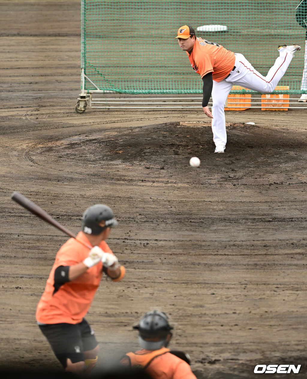 2일 일본 오키나와 고친다구장에서 한화이글스의 스프링캠프 훈련이 진행됐다. 한화 류현진이 라이브 피칭을 하고 있다. 2024.03.02 /cej@osen.co.kr