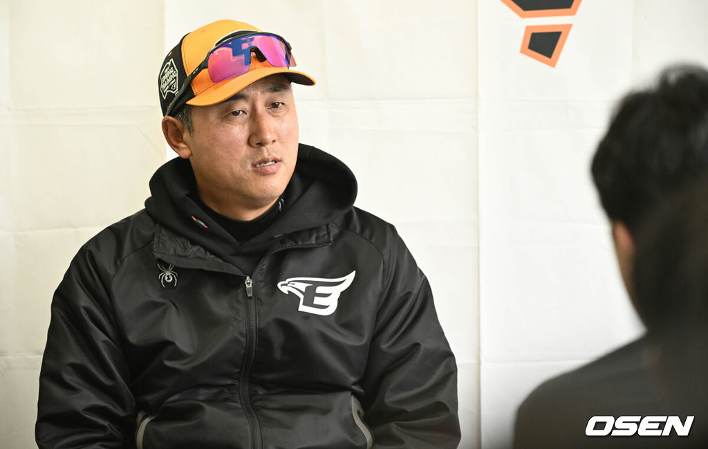 한화 류현진이 1일 일본 오키나와 고친다구장에서 진행된 한화이글스 스프링캠프에서 라이브 피칭 예정이었으나 우천으로 지연됐다.한화 최원호 감독이 취재진과 인터뷰를 하고 있다. 2024.03.01/cej@osen.co.kr