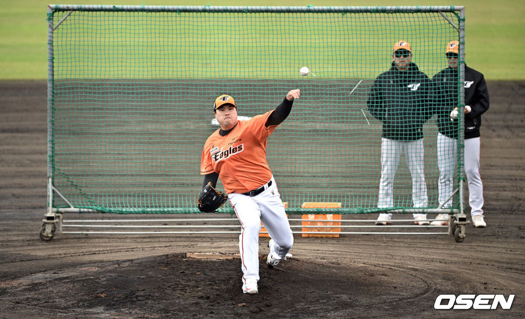 2일 일본 오키나와 고친다구장에서 한화이글스의 스프링캠프 훈련이 진행됐다.한화 류현진이 최원호 감독과 박승민 투수 코치가 지켜보는 가운데 라이브 피칭을 하고 있다. 2024.03.02 /cej@osen.co.kr