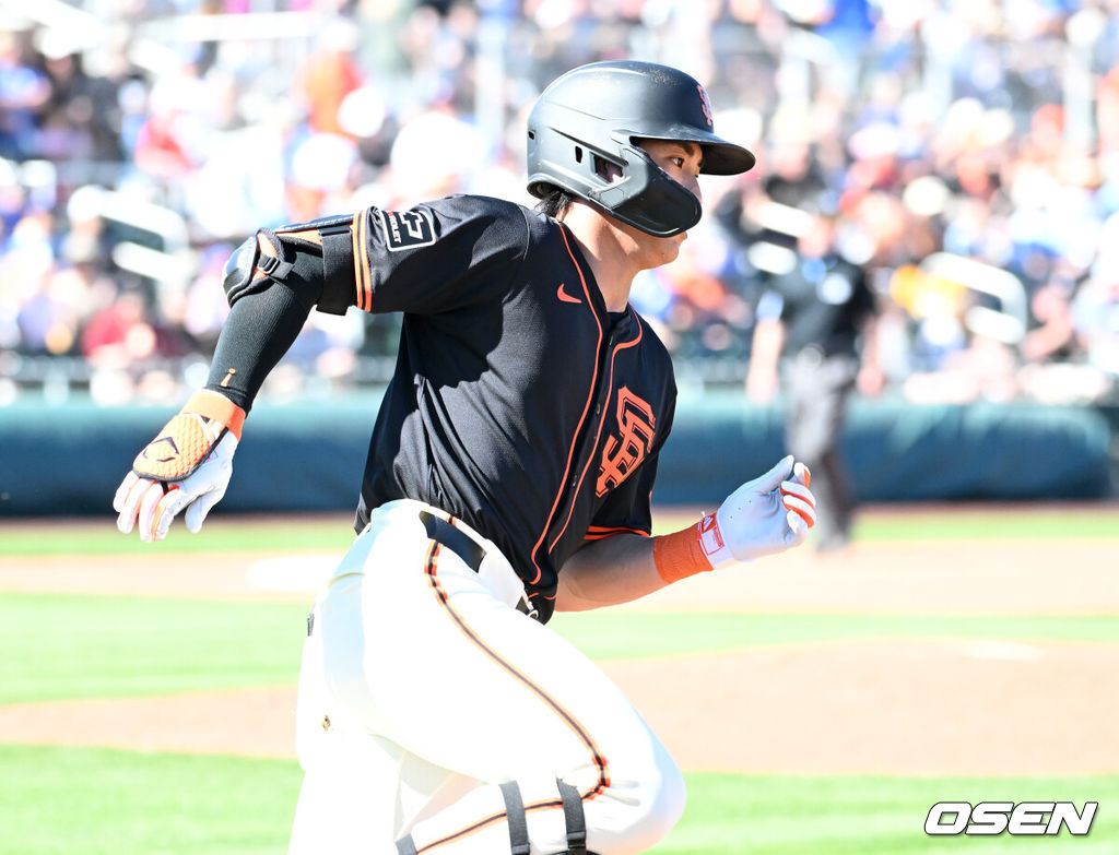 2일(한국시간) 미국 애리조나주 스코츠데일 스타디움에서 2024 메이저리그 시범경기 샌프란시스코 자이언츠와 텍사스 레인저스의 경기가 진행됐다.5회말 샌프란시스코 자이언츠 이정후가 중전 안타를 치고 그라운드를 달리고 있다. 2024.03.02 /sunday@osen.co.kr