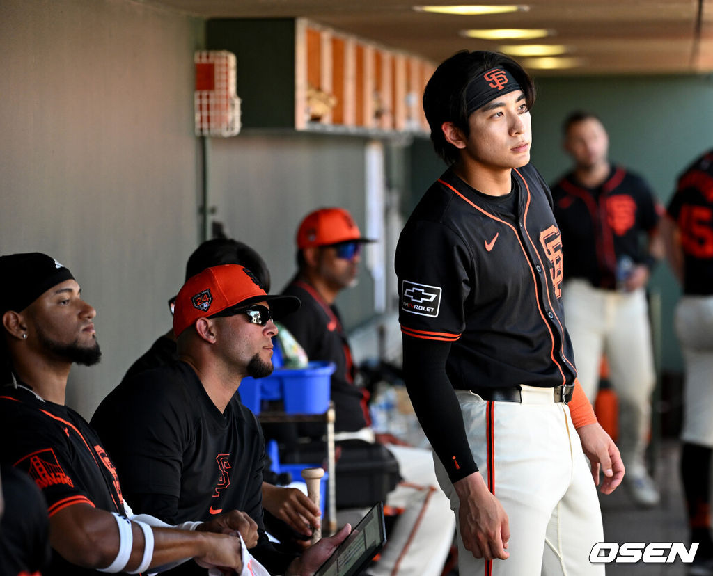 2일(한국시간) 미국 애리조나주 스코츠데일 스타디움에서 2024 메이저리그 시범경기 샌프란시스코 자이언츠와 텍사스 레인저스의 경기가 진행됐다.샌프란시스코 자이언츠 이정후가 더그아웃에서 경기를 바라보고 있다. 2024.03.02 /sunday@osen.co.kr