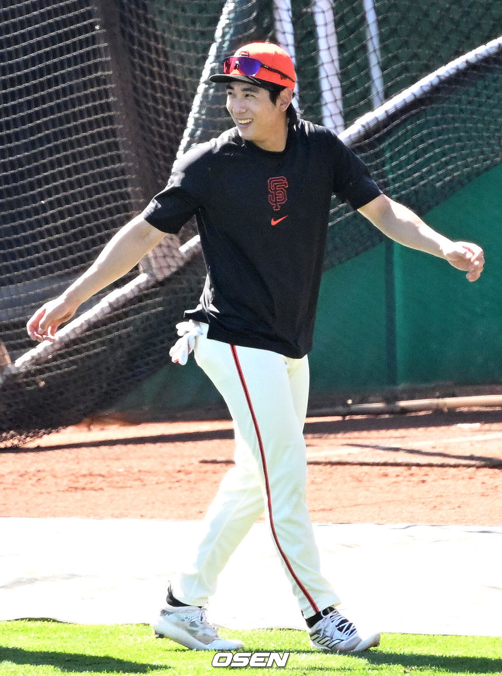 3일(한국시간) 미국 애리조나주 스코츠데일 스타디움에서 2024 메이저리그 샌프란시스코 자이언츠의 스프링캠프가 진행됐다.샌프란시스코 자이언츠 이정후가 훈련을 마치고 웃으며 훈련장을 나가고 있다. 2024.03.03 /sunday@osen.co.kr