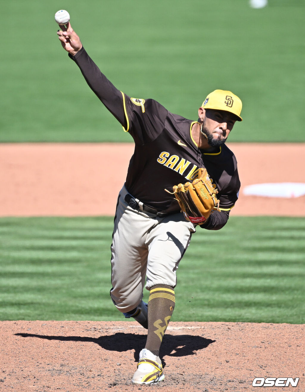 3일(한국시간) 미국 애리조나주 스코츠데일 스타디움에서 2024 메이저리그 시범경기 샌프란시스코 자이언츠와 샌디에이고 파드리스의 경기가 진행됐다.6회말 샌디에이고 파드리스 로버트 수아레즈가 역투하고 있다. 2024.03.03 /sunday@osen.co.kr