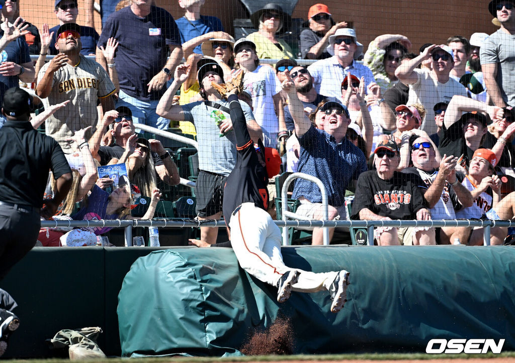 3일(한국시간) 미국 애리조나주 스코츠데일 스타디움에서 2024 메이저리그 시범경기 샌프란시스코 자이언츠와 샌디에이고 파드리스의 경기가 진행됐다.4회초 1사 1,3루에서 샌프란시스코 자이언츠 윌머 플로레스가 샌디에이고 파드리스 그레이엄 폴리의 타구를 몸 날려 잡고 있다. 2024.03.03 /sunday@osen.co.kr