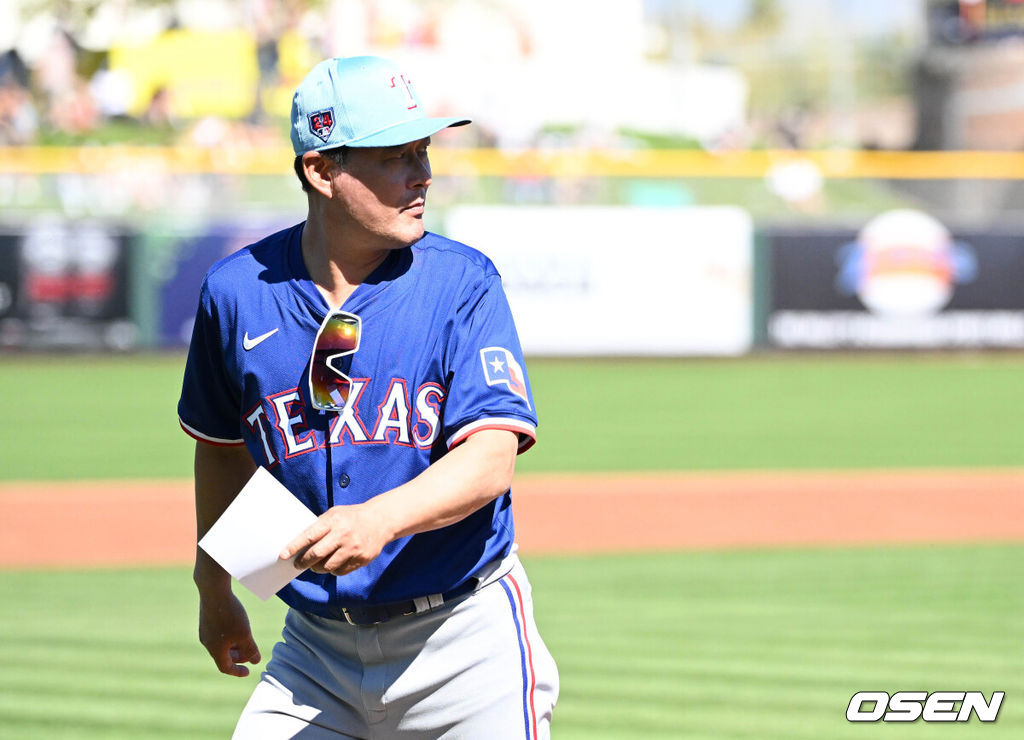 텍사스 레인저스에서 연수 중인 이종범 코치가 라인업 카드 교환 후 1루 샌프란시스코 덕아웃을 바라보고 있다. 2024.03.01 /sunday@osen.co.kr