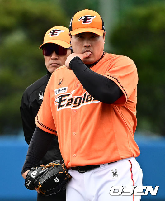2일 일본 오키나와 고친다구장에서 한화이글스의 스프링캠프 훈련이 진행됐다. 류현진이 라이브피칭을 하고 있다. 2024.03.02 /cej@osen.co.k
